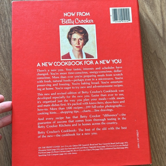 VTG 80s Betty Crocker's Cookbook Hardback Spiral Bound Color Photos 1982 Edition - Picture 3 of 11